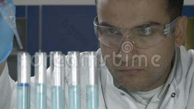 实验室里有试管和吸管的男科学家